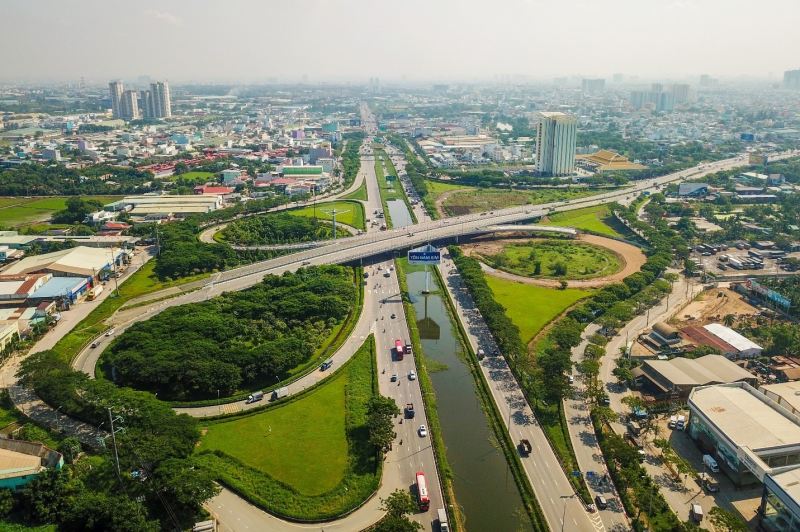 Bình Chánh đã lâu nay đóng vai trò là trạm giao thông quan trọng kết nối TPHCM với Đồng bằng sông Cửu Long thông qua các tuyến đường bộ và thủy.