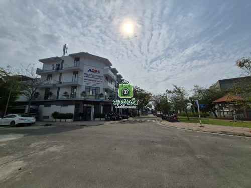 Nhà phố Hóc Môn liền kề Chợ Đầu Mối 1 trệt 3 lầu 5x20m2 giá 8.5 tỷ